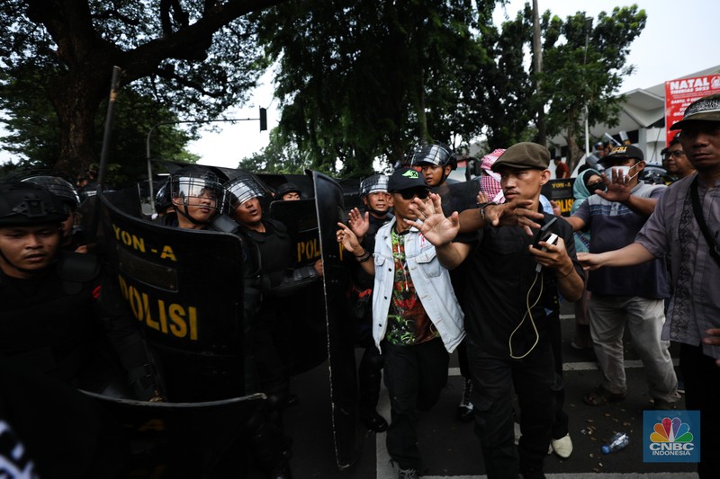 jumlah massa yang tergabung dalam aliansi Gerakan Nasional Anti LGBT (Geranati LGBT) melakukan aksi demo di kawasan Jalan Asia Afrika tepatnya di persimpangan Hotel Mulia, Jakarta Selatan, Rabu (15/11/2023). (CNBC Indonesia/Tri Susilo)