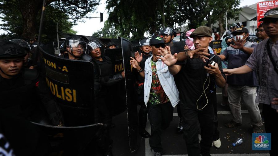 jumlah massa yang tergabung dalam aliansi Gerakan Nasional Anti LGBT (Geranati LGBT) melakukan aksi demo di kawasan Jalan Asia Afrika tepatnya di persimpangan Hotel Mulia, Jakarta Selatan, Rabu (15/11/2023). (CNBC Indonesia/Tri Susilo)