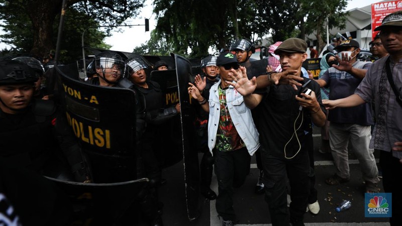 jumlah massa yang tergabung dalam aliansi Gerakan Nasional Anti LGBT (Geranati LGBT) melakukan aksi demo di kawasan Jalan Asia Afrika tepatnya di persimpangan Hotel Mulia, Jakarta Selatan, Rabu (15/11/2023). (CNBC Indonesia/Tri Susilo)