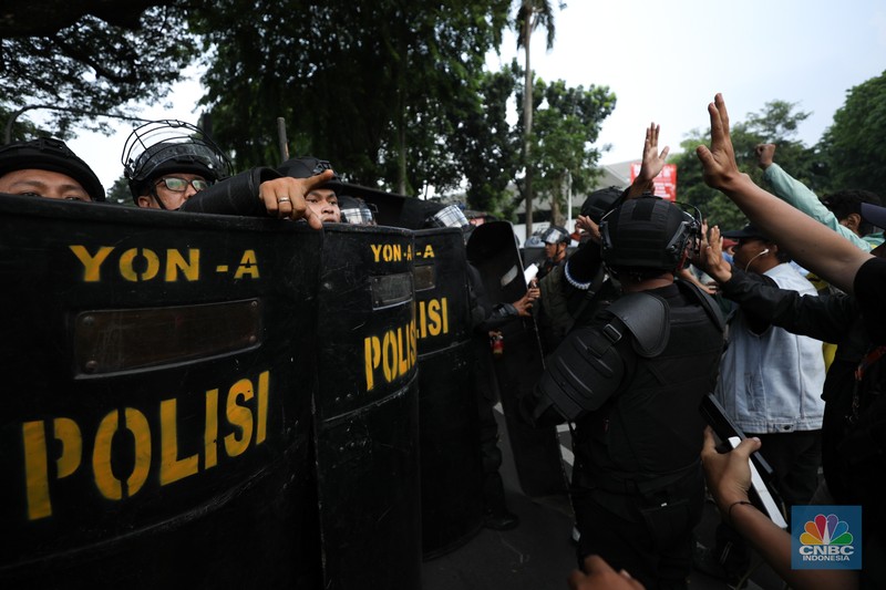 jumlah massa yang tergabung dalam aliansi Gerakan Nasional Anti LGBT (Geranati LGBT) melakukan aksi demo di kawasan Jalan Asia Afrika tepatnya di persimpangan Hotel Mulia, Jakarta Selatan, Rabu (15/11/2023). (CNBC Indonesia/Tri Susilo)