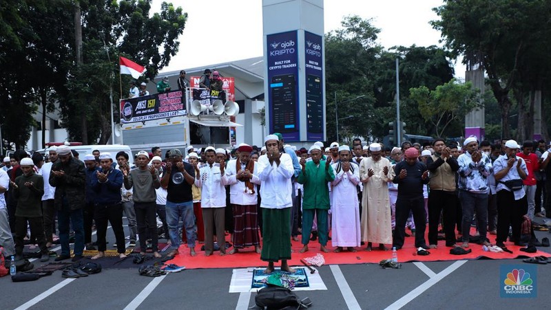jumlah massa yang tergabung dalam aliansi Gerakan Nasional Anti LGBT (Geranati LGBT) melakukan aksi demo di kawasan Jalan Asia Afrika tepatnya di persimpangan Hotel Mulia, Jakarta Selatan, Rabu (15/11/2023). (CNBC Indonesia/Tri Susilo)