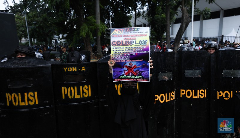 jumlah massa yang tergabung dalam aliansi Gerakan Nasional Anti LGBT (Geranati LGBT) melakukan aksi demo di kawasan Jalan Asia Afrika tepatnya di persimpangan Hotel Mulia, Jakarta Selatan, Rabu (15/11/2023). (CNBC Indonesia/Tri Susilo)