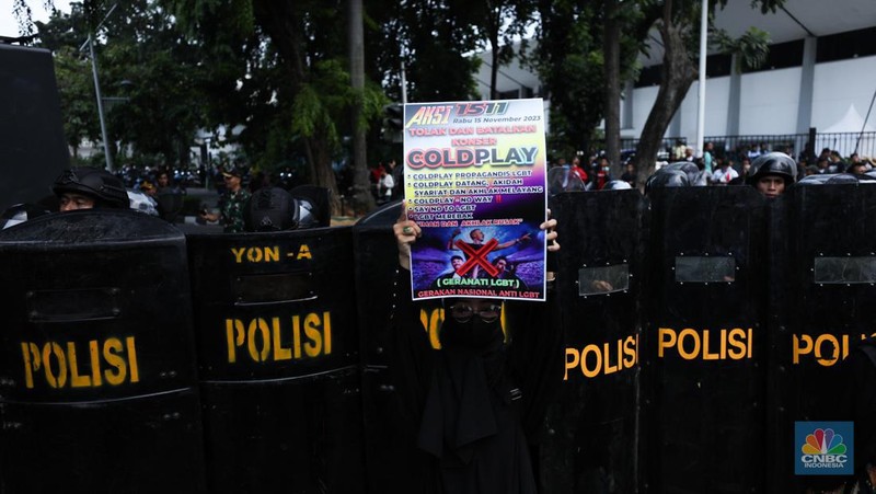 jumlah massa yang tergabung dalam aliansi Gerakan Nasional Anti LGBT (Geranati LGBT) melakukan aksi demo di kawasan Jalan Asia Afrika tepatnya di persimpangan Hotel Mulia, Jakarta Selatan, Rabu (15/11/2023). (CNBC Indonesia/Tri Susilo)