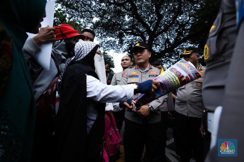 jumlah massa yang tergabung dalam aliansi Gerakan Nasional Anti LGBT (Geranati LGBT) melakukan aksi demo di kawasan Jalan Asia Afrika tepatnya di persimpangan Hotel Mulia, Jakarta Selatan, Rabu (15/11/2023). (CNBC Indonesia/Tri Susilo) jumlah massa yang tergabung dalam aliansi Gerakan Nasional Anti LGBT (Geranati LGBT) melakukan aksi demo di kawasan Jalan Asia Afrika tepatnya di persimpangan Hotel Mulia, Jakarta Selatan, Rabu (15/11/2023). (CNBC Indonesia/Tri Susilo)