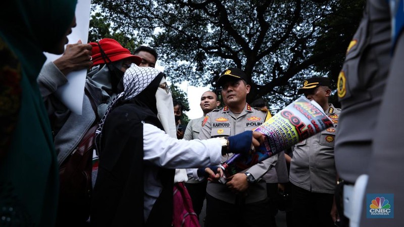 jumlah massa yang tergabung dalam aliansi Gerakan Nasional Anti LGBT (Geranati LGBT) melakukan aksi demo di kawasan Jalan Asia Afrika tepatnya di persimpangan Hotel Mulia, Jakarta Selatan, Rabu (15/11/2023). (CNBC Indonesia/Tri Susilo)