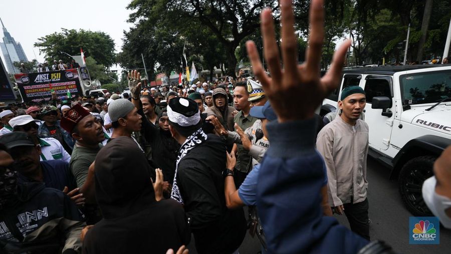 jumlah massa yang tergabung dalam aliansi Gerakan Nasional Anti LGBT (Geranati LGBT) melakukan aksi demo di kawasan Jalan Asia Afrika tepatnya di persimpangan Hotel Mulia, Jakarta Selatan, Rabu (15/11/2023). (CNBC Indonesia/Tri Susilo)