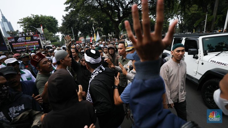 jumlah massa yang tergabung dalam aliansi Gerakan Nasional Anti LGBT (Geranati LGBT) melakukan aksi demo di kawasan Jalan Asia Afrika tepatnya di persimpangan Hotel Mulia, Jakarta Selatan, Rabu (15/11/2023). (CNBC Indonesia/Tri Susilo)