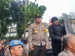 Kapolda Metro Jaya Pantau Langsung Demo Tolak Coldplay Dekat GBK