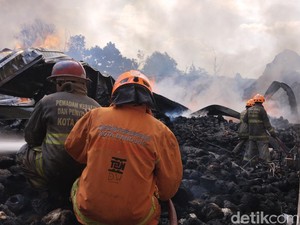 Kebakaran Gudang Pabrik di Cipadung Bandung Akhirnya Padam