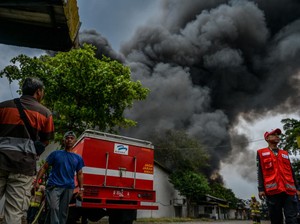 Jabar Hari Ini: Kala Asap Hitam Membubung di Cipadung Bandung