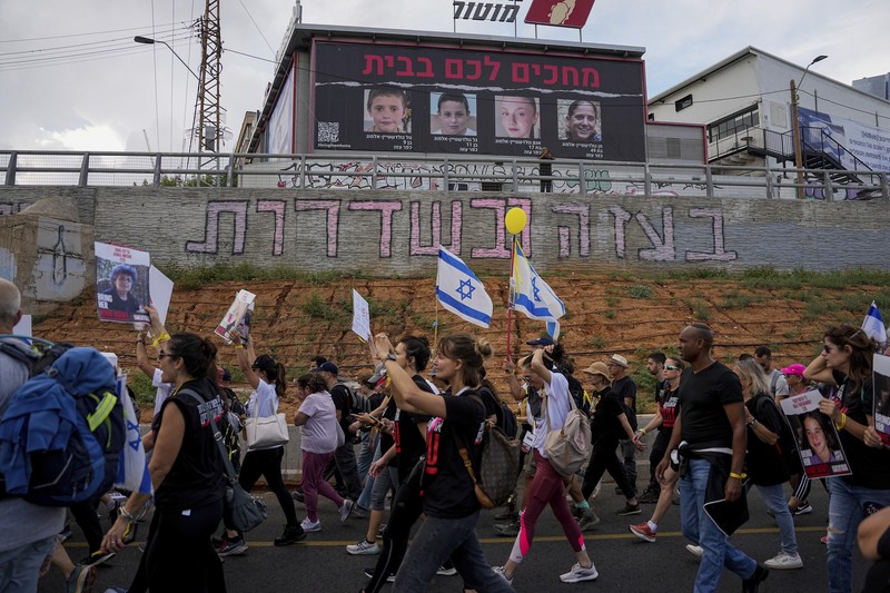 Keluarga dan teman dari sekitar 240 sandera yang disandera oleh Hamas di Gaza menyerukan agar mereka kembali saat mereka memulai Keluarga dan teman dari sekitar 240 sandera yang disandera oleh Hamas di Gaza menyerukan agar mereka kembali saat mereka memulai