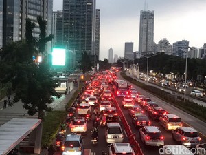 Penampakan Macet Sudirman di Jam Pulang Kerja Jelang Konser Coldplay