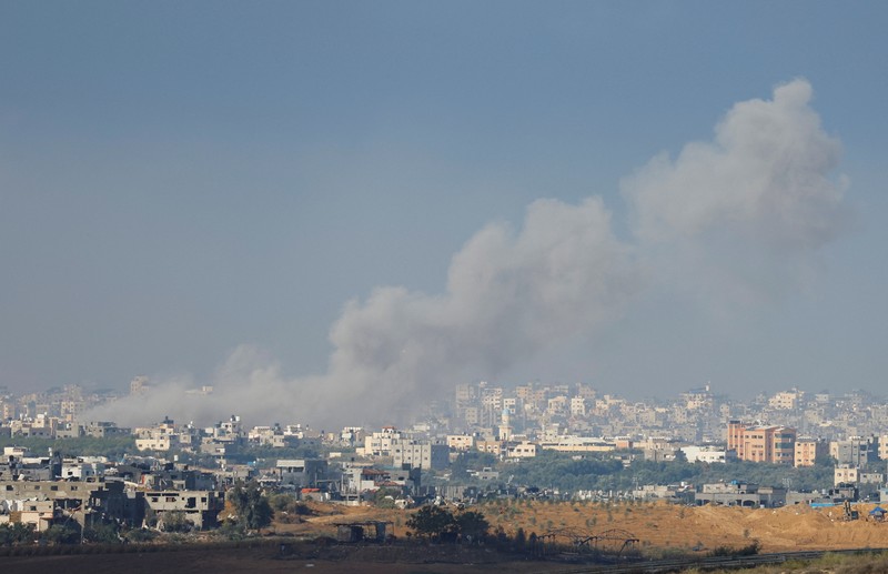 Kepulan asap terlihat saat serangan militer Israel kepada kelompok Hamas di Gaza, Rabu (15/11/2023). (REUTERS/Alexander Ermochenko) Kepulan asap terlihat saat serangan militer Israel kepada kelompok Hamas di Gaza, Rabu (15/11/2023). (REUTERS/Alexander Ermochenko)