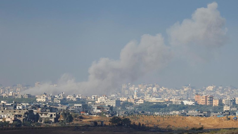 Kepulan asap terlihat saat serangan militer Israel kepada kelompok Hamas di Gaza, Rabu (15/11/2023). (REUTERS/Alexander Ermochenko)