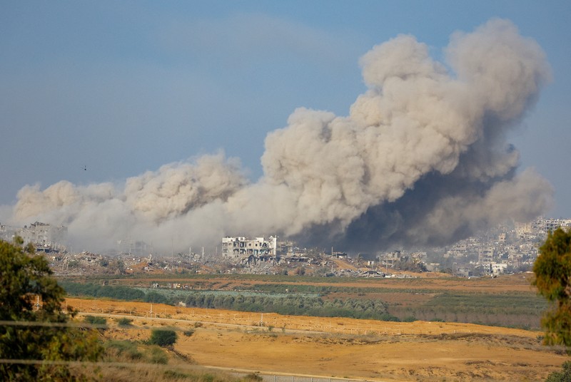 Kepulan asap terlihat saat serangan militer Israel kepada kelompok Hamas di Gaza, Rabu (15/11/2023). (REUTERS/Alexander Ermochenko) Kepulan asap terlihat saat serangan militer Israel kepada kelompok Hamas di Gaza, Rabu (15/11/2023). (REUTERS/Alexander Ermochenko)