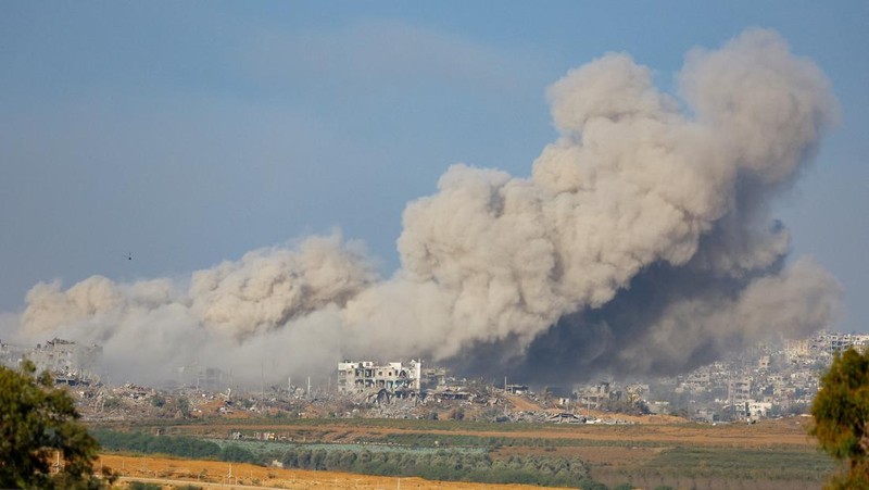 Kepulan asap terlihat saat serangan militer Israel kepada kelompok Hamas di Gaza, Rabu (15/11/2023). (REUTERS/Alexander Ermochenko)