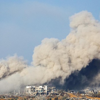 Potret Terkini Gaza, Hancur Lebur-Diselimuti Kepulan Asap