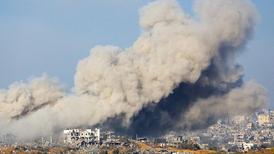 Kepulan asap terlihat saat serangan militer Israel kepada kelompok Hamas di Gaza, Rabu (15/11/2023). (REUTERS/Alexander Ermochenko)