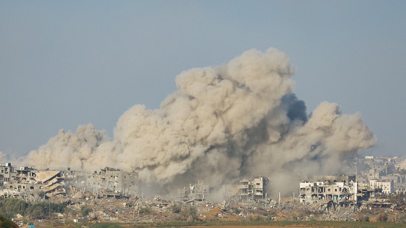 Kepulan asap terlihat saat serangan militer Israel kepada kelompok Hamas di Gaza, Rabu (15/11/2023). (REUTERS/Alexander Ermochenko) Kepulan asap terlihat saat serangan militer Israel kepada kelompok Hamas di Gaza, Rabu (15/11/2023). (REUTERS/Alexander Ermochenko)