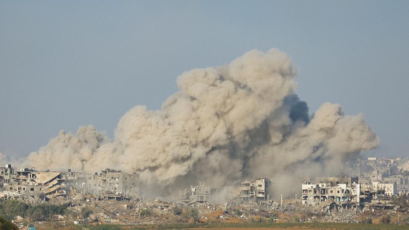 Kepulan asap terlihat saat serangan militer Israel kepada kelompok Hamas di Gaza, Rabu (15/11/2023). (REUTERS/Alexander Ermochenko)