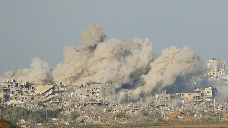 Kepulan asap terlihat saat serangan militer Israel kepada kelompok Hamas di Gaza, Rabu (15/11/2023). (REUTERS/Alexander Ermochenko)