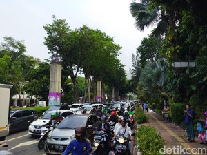 Ada Demo Tolak Coldplay di Dekat GBK, Lalin Arah Senayan Macet Parah