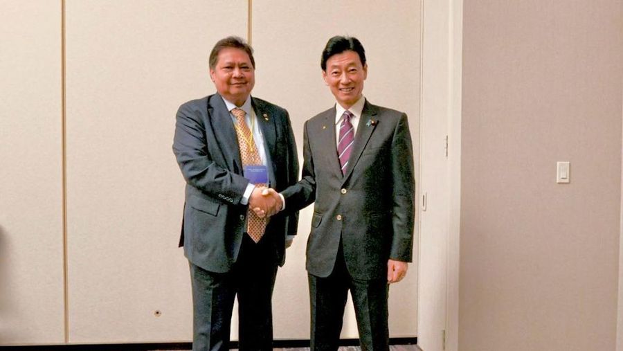 Menko Bidang Perekonomian Airlangga Hartarto melakukan pertemuan bilateral dengan Menteri Ekonomi, Perdagangan dan Industri Jepang Nishimura Yasutoshi. (Dok. kemenko Perekonomian)