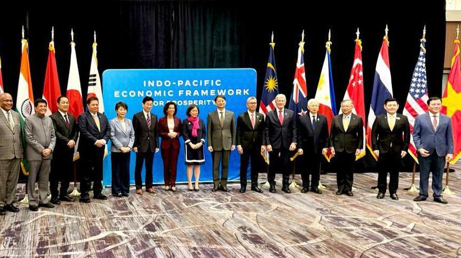 Menteri Koordinator Bidang Perekonomian Airlangga Hartarto bersama menteri ekonomi dari 13 negara mitra IPEF menandatangani Perjanjian Rantai Pasok pada Indo-Pacific Economic Framework Ministerial Meeting (IPEF-MM) Ketiga di San Francisco, Selasa (14/11). (Dok. Kemenko Perekonomian)