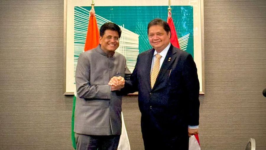 Menteri Koordinator Bidang Perekonomian Airlangga Hartarto mengadakan pertemuan
dengan Minister of Commerce and Industry, Consumer Affairs India Mr. Piyush Goyal pada
hari Selasa (14/11). (Dok. Kemenko Perekonomian)