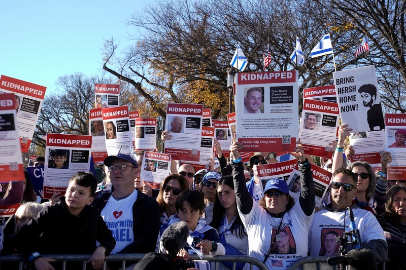 Warga Amerika Israel dan pendukung Israel berkumpul dalam solidaritas dengan Israel dan memprotes antisemitisme, di tengah konflik yang sedang berlangsung antara Israel dan kelompok Palestina Hamas, selama unjuk rasa di National Mall di Washington, AS, 14 November 2023. Warga Amerika Israel dan pendukung Israel berkumpul dalam solidaritas dengan Israel dan memprotes antisemitisme, di tengah konflik yang sedang berlangsung antara Israel dan kelompok Palestina Hamas, selama unjuk rasa di National Mall di Washington, AS, 14 November 2023. (REUTERS/Elizabeth Franz)