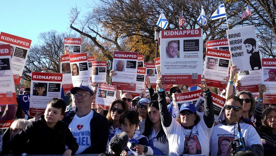 Warga Amerika Israel dan pendukung Israel berkumpul dalam solidaritas dengan Israel dan memprotes antisemitisme, di tengah konflik yang sedang berlangsung antara Israel dan kelompok Palestina Hamas, selama unjuk rasa di National Mall di Washington, AS, 14 November 2023. (REUTERS/Elizabeth Franz)