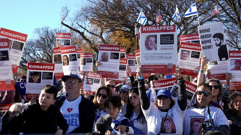 Warga Amerika Israel dan pendukung Israel berkumpul dalam solidaritas dengan Israel dan memprotes antisemitisme, di tengah konflik yang sedang berlangsung antara Israel dan kelompok Palestina Hamas, selama unjuk rasa di National Mall di Washington, AS, 14 November 2023. (REUTERS/Elizabeth Franz)