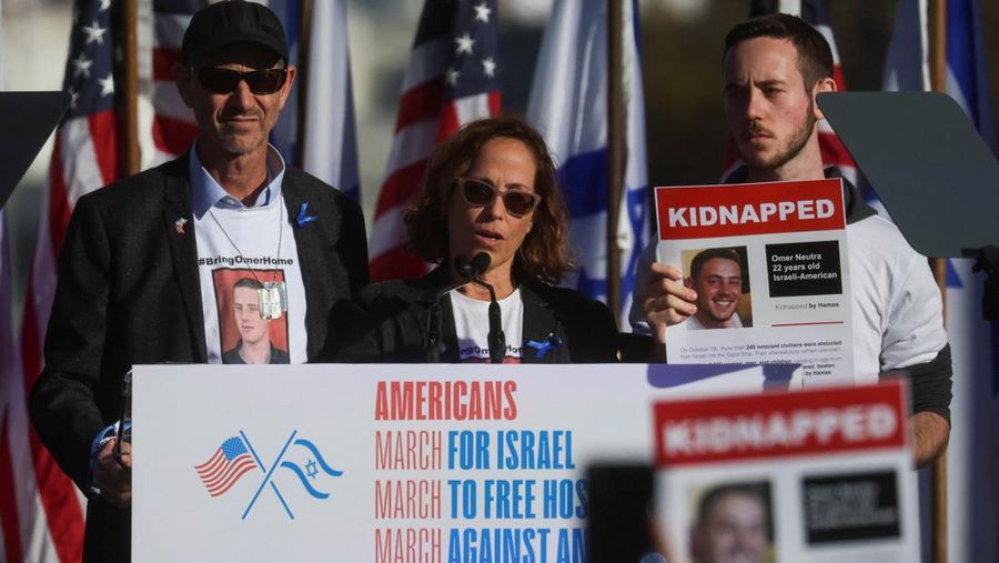 Warga Amerika Israel dan pendukung Israel berkumpul dalam solidaritas dengan Israel dan memprotes antisemitisme, di tengah konflik yang sedang berlangsung antara Israel dan kelompok Palestina Hamas, selama unjuk rasa di National Mall di Washington, AS, 14 November 2023. (REUTERS/Elizabeth Franz)