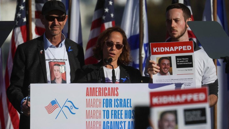 Warga Amerika Israel dan pendukung Israel berkumpul dalam solidaritas dengan Israel dan memprotes antisemitisme, di tengah konflik yang sedang berlangsung antara Israel dan kelompok Palestina Hamas, selama unjuk rasa di National Mall di Washington, AS, 14 November 2023. (REUTERS/Elizabeth Franz)
