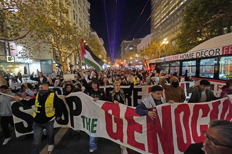 Para demonstran berbaris menentang perang Israel-Hamas bersamaan dengan KTT APEC yang berlangsung Selasa, 14 November 2023, di San Francisco. Para demonstran berbaris menentang perang Israel-Hamas bersamaan dengan KTT APEC yang berlangsung Selasa, 14 November 2023, di San Francisco. (AP Photo/Godofredo A. Vásquez)