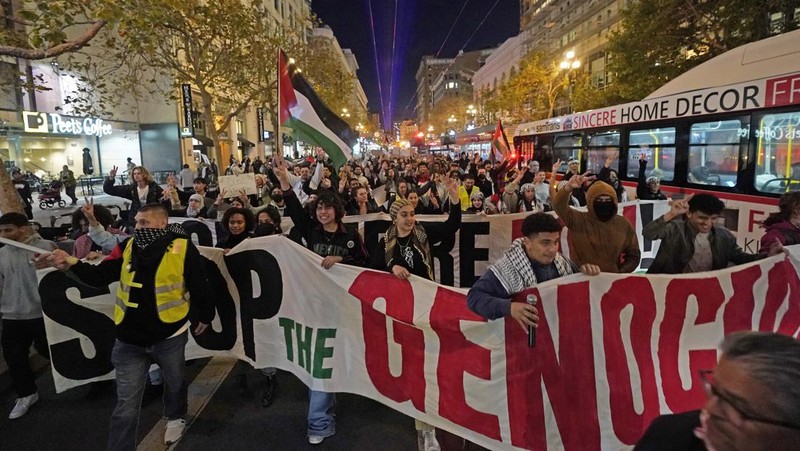 Para demonstran berbaris menentang perang Israel-Hamas bersamaan dengan KTT APEC yang berlangsung Selasa, 14 November 2023, di San Francisco. (AP Photo/Godofredo A. Vásquez)