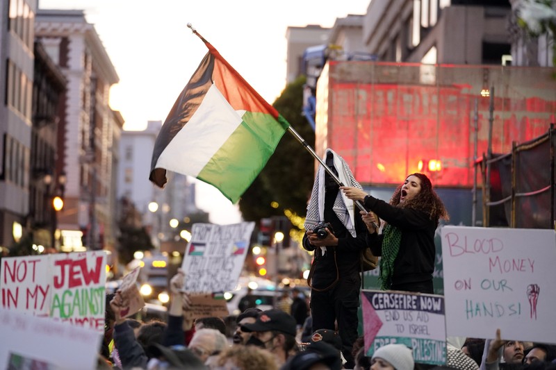Para demonstran berbaris menentang perang Israel-Hamas bersamaan dengan KTT APEC yang berlangsung Selasa, 14 November 2023, di San Francisco. Para demonstran berbaris menentang perang Israel-Hamas bersamaan dengan KTT APEC yang berlangsung Selasa, 14 November 2023, di San Francisco. (AP Photo/Godofredo A. Vásquez)
