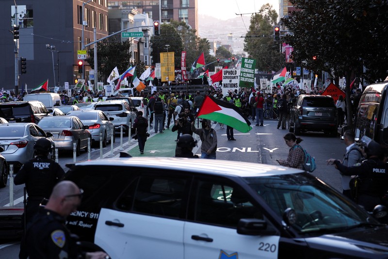 Para demonstran berbaris menentang perang Israel-Hamas bersamaan dengan KTT APEC yang berlangsung Selasa, 14 November 2023, di San Francisco. Para demonstran berbaris menentang perang Israel-Hamas bersamaan dengan KTT APEC yang berlangsung Selasa, 14 November 2023, di San Francisco. (AP Photo/Godofredo A. Vásquez)