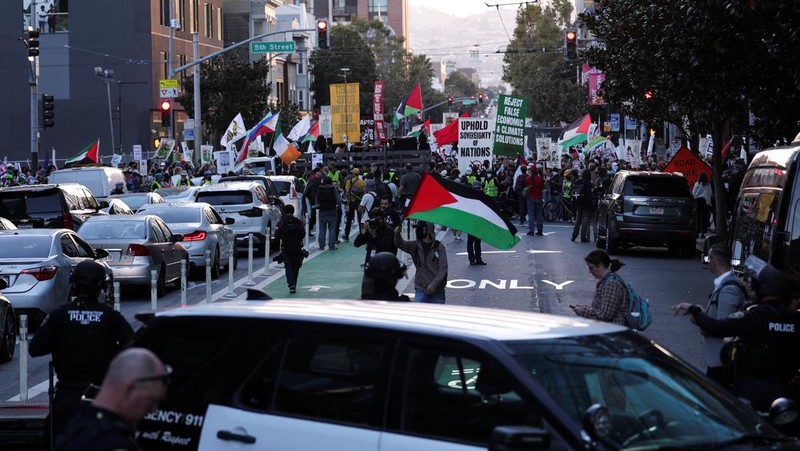 Para demonstran berbaris menentang perang Israel-Hamas bersamaan dengan KTT APEC yang berlangsung Selasa, 14 November 2023, di San Francisco. (AP Photo/Godofredo A. Vásquez)