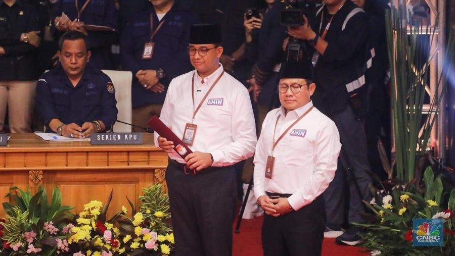 Pasangan capres-cawapres Anies Baswedan dan Muhaimin Iskandar saat mengahadiri pengundian nomor urut Pilpres 2024 di Kantor KPU RI, Jakarta, Selasa (14/11/2023). Pasangan capres-cawapres Anies Baswedan dan Muhaimin mendapatkan nomor urut 1 untuk Pilpres 2024. (CNBC Indonesia/Faisal Rahman)