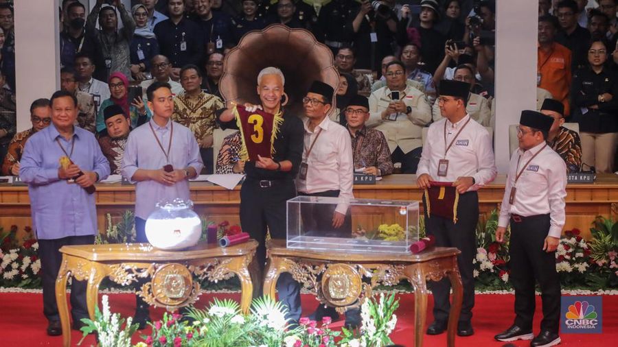 Pasangan capres-cawapres Ganjar Pranowo dan Mahfud MD saat mengahadiri pengundian nomor urut Pilpres 2024 di Kantor KPU RI, Jakarta, Selasa (14/11/2023). Pasangan capres-cawapres Ganjar Pranowo dan Mahfud MD mendapatkan nomor urut 3 untuk Pilpres 2024. (CNBC Indonesia/Faisal Rahman)