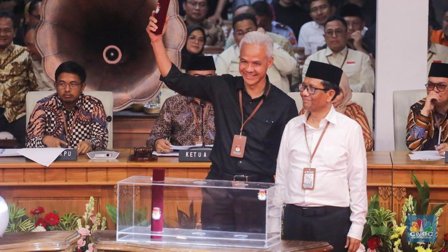 Pasangan capres-cawapres Ganjar Pranowo dan Mahfud MD saat mengahadiri pengundian nomor urut Pilpres 2024 di Kantor KPU RI, Jakarta, Selasa (14/11/2023). Pasangan capres-cawapres Ganjar Pranowo dan Mahfud MD mendapatkan nomor urut 3 untuk Pilpres 2024. (²©²ÊÍøÕ¾/Faisal Rahman)