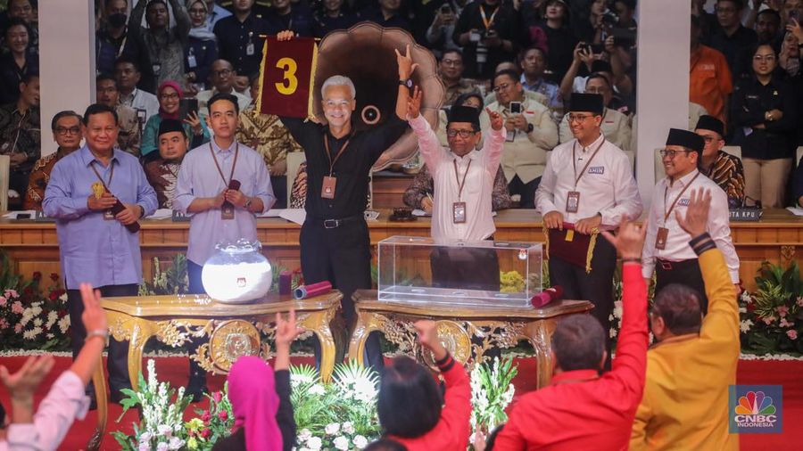 Pasangan capres-cawapres Ganjar Pranowo dan Mahfud MD saat mengahadiri pengundian nomor urut Pilpres 2024 di Kantor KPU RI, Jakarta, Selasa (14/11/2023). Pasangan capres-cawapres Ganjar Pranowo dan Mahfud MD mendapatkan nomor urut 3 untuk Pilpres 2024. (CNBC Indonesia/Faisal Rahman)