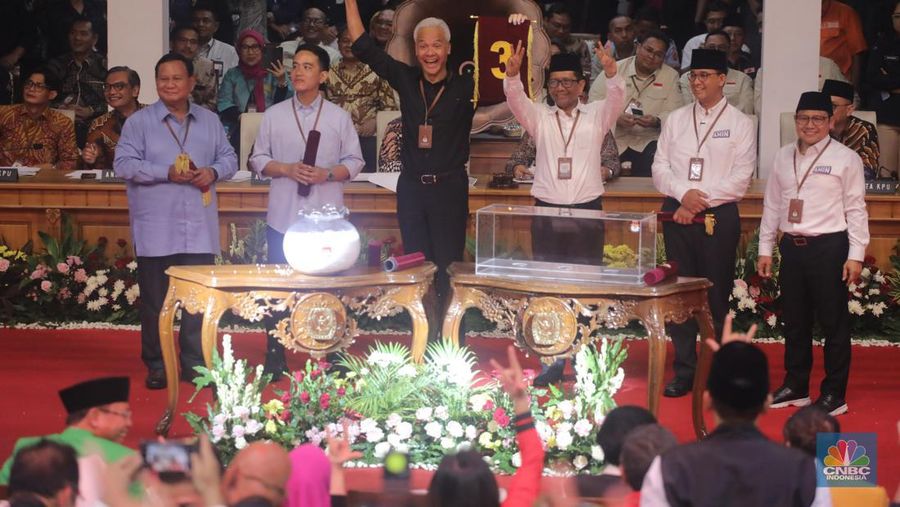 Pasangan capres-cawapres Ganjar Pranowo dan Mahfud MD saat mengahadiri pengundian nomor urut Pilpres 2024 di Kantor KPU RI, Jakarta, Selasa (14/11/2023). Pasangan capres-cawapres Ganjar Pranowo dan Mahfud MD mendapatkan nomor urut 3 untuk Pilpres 2024. (CNBC Indonesia/Faisal Rahman)