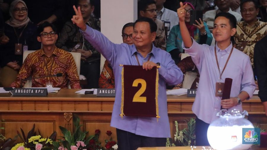 Pasangan capres-cawapres Prabowo Subianto dan Gibran Rakabuming saat mengahadiri pengundian nomor urut Pilpres 2024 di Kantor KPU RI, Jakarta, Selasa (14/11/2023). Pasangan capres-cawapres Prabowo Subianto dan Gibran Rakabuming mendapatkan nomor urut 2 untuk Pilpres 2024. (²©²ÊÍøÕ¾/Faisal Rahman)