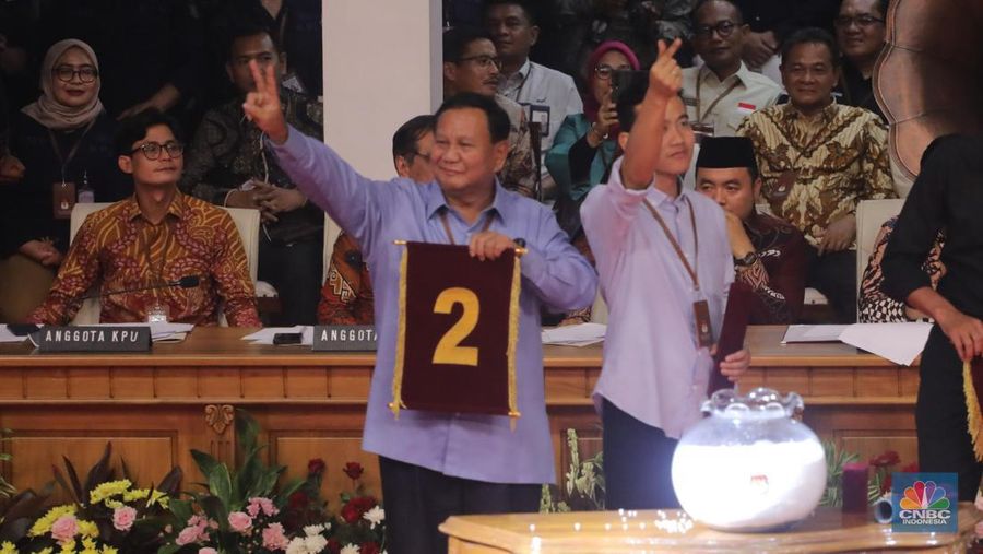 Pasangan capres-cawapres Prabowo Subianto dan Gibran Rakabuming saat mengahadiri pengundian nomor urut Pilpres 2024 di Kantor KPU RI, Jakarta, Selasa (14/11/2023). Pasangan capres-cawapres Prabowo Subianto dan Gibran Rakabuming mendapatkan nomor urut 2 untuk Pilpres 2024. (CNBC Indonesia/Faisal Rahman)