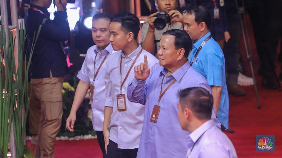 Pasangan capres-cawapres Prabowo Subianto dan Gibran Rakabuming saat mengahadiri pengundian nomor urut Pilpres 2024 di Kantor KPU RI, Jakarta, Selasa (14/11/2023). Pasangan capres-cawapres Prabowo Subianto dan Gibran Rakabuming mendapatkan nomor urut 2 untuk Pilpres 2024. (վ/Faisal Rahman)