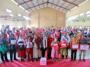 Bupati Klaten Salurkan Bantuan Sembako-Tabungan untuk Warga Desa Kahuman
