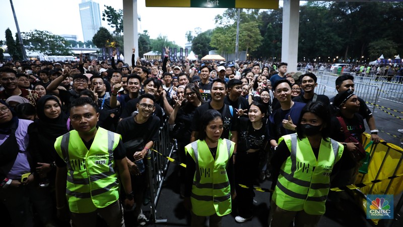 Penonton konser Coldplay di Stadion Utama Gelora Bung Karno terlihat padat, Rabu (15/11/2023). (CNBC Indonesia/Tri Susilo)