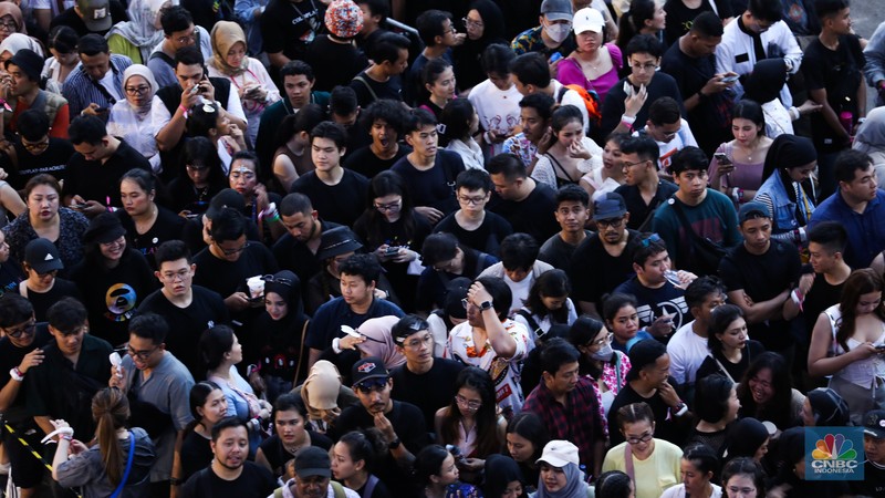 Penonton konser Coldplay di Stadion Utama Gelora Bung Karno terlihat padat, Rabu (15/11/2023). (CNBC Indonesia/Tri Susilo) Penonton konser Coldplay di Stadion Utama Gelora Bung Karno terlihat padat, Rabu (15/11/2023). (CNBC Indonesia/Tri Susilo)